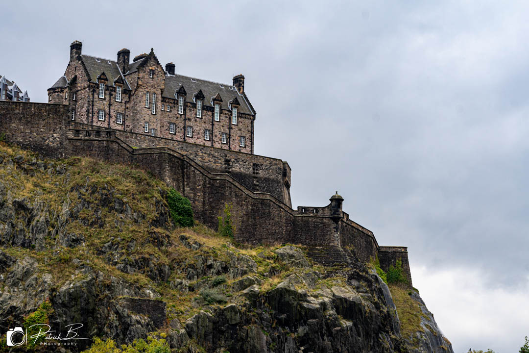 immagine del castello di Edimburgo visto dai giardini di Princes Street
