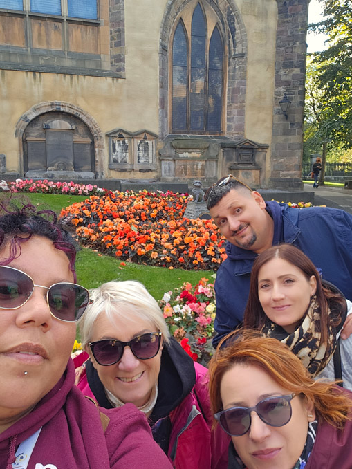 image of the guide and her clients with bobby's statue in the background